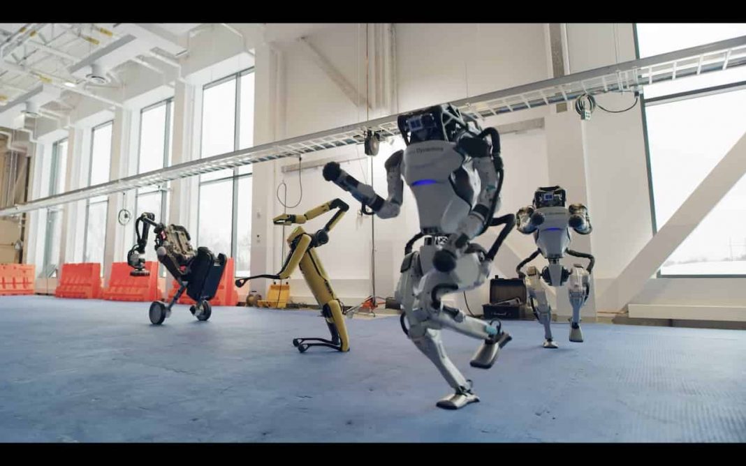 Танец роботов на играх будущего. Танец роботов Бостон Динамикс. Роботы Бостон Динамикс танцуют. Бостон Динамикс робот пародия. Клип с роботом.