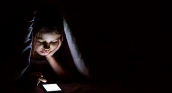 La modalità notte nel telefono migliora il sonno? Arriva la smentita da uno studio