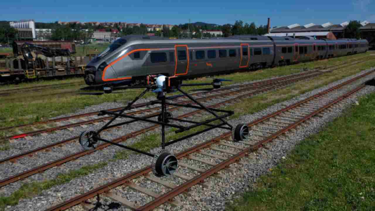 Staaker BG 300, il drone che controlla i binari e vola via quando arriva il treno [VIDEO]