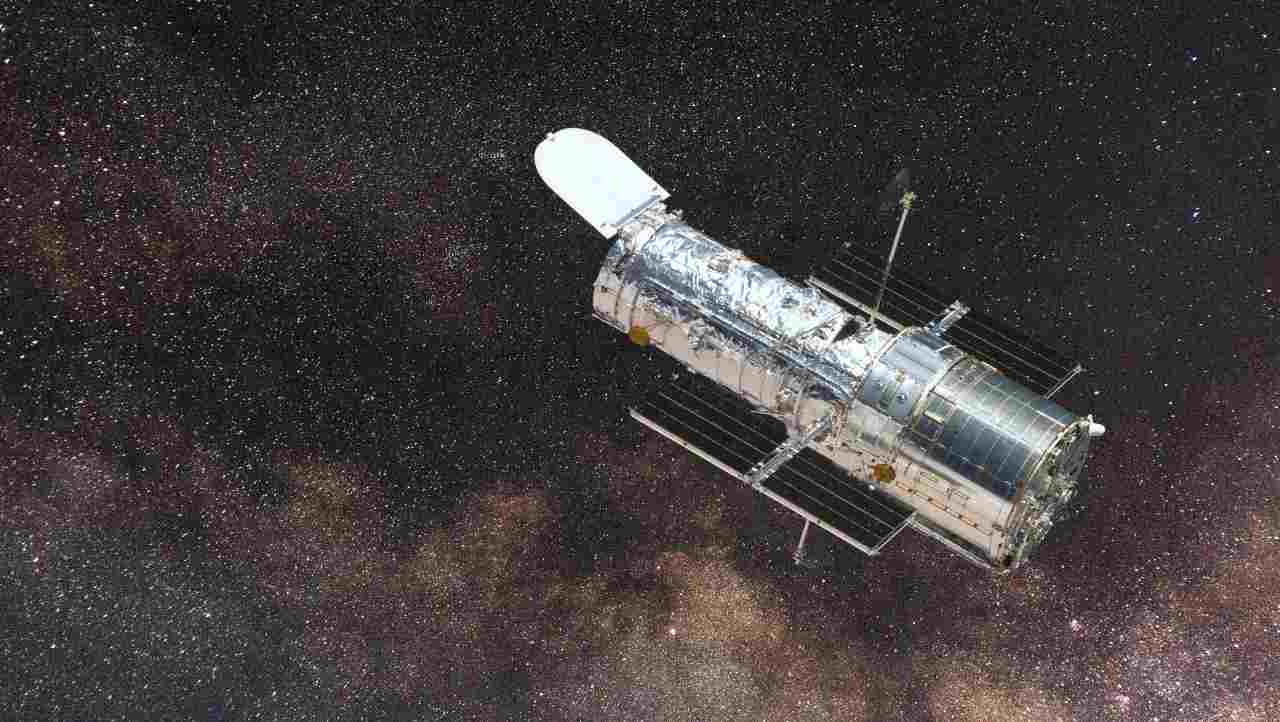 Hubble scopre una coppia di buchi neri accanto alla Terra