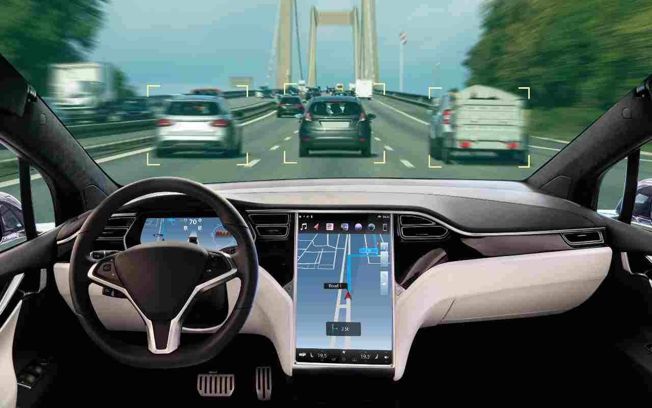 Tesla nel traffico 20211222 tech