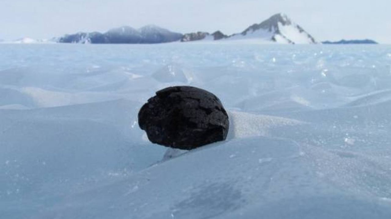 Una AI scova un tesoro in Antartide: calcolati più di 300 mila meteoriti