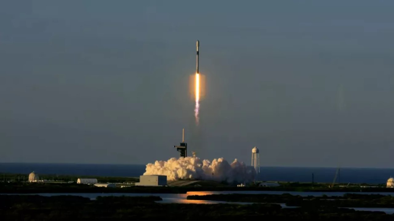 SpaceX lancia 49 nuovi satelliti StarLink nel 2022: è la prima dell'anno