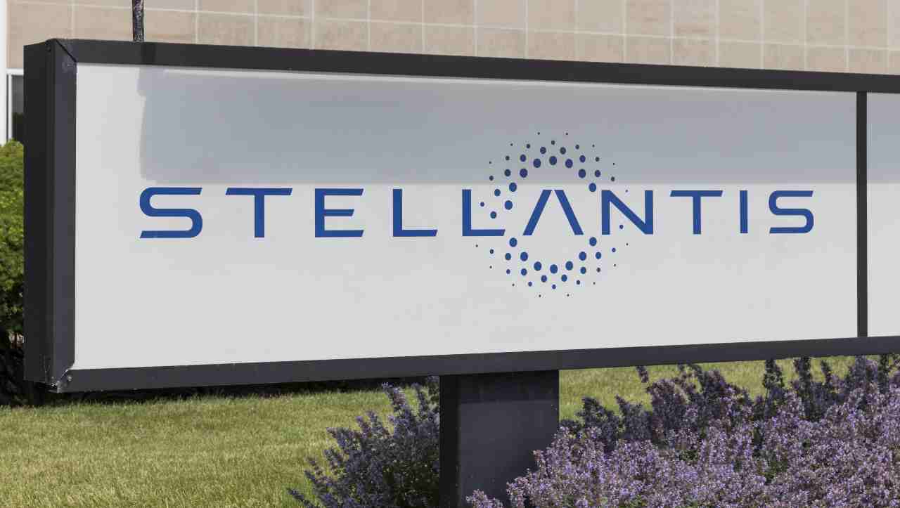 Il CEO di Stellantis boccia le auto elettriche e ne propone un'altra tecnologia