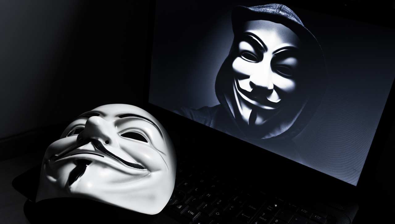 Stavolta Anonymous: hackerati i satelliti spia russi