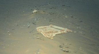Ingenuity fotografa un i resti di una navicella distrutta sulla superficie di Marte