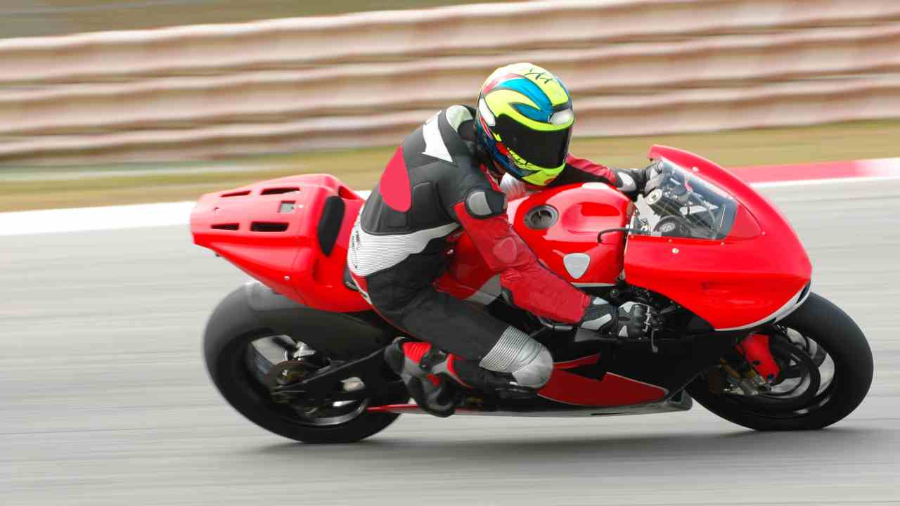 Ducati esagera con la sua superbike elettrica: ecco le mostruose prestazioni ed il sound assurdo - VIDEO