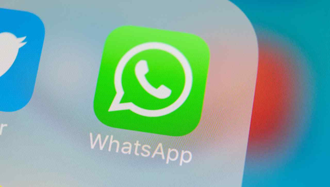 WhatsApp, è allarme truffe: l'ultima trovata è un messaggio vocale davvero particolare