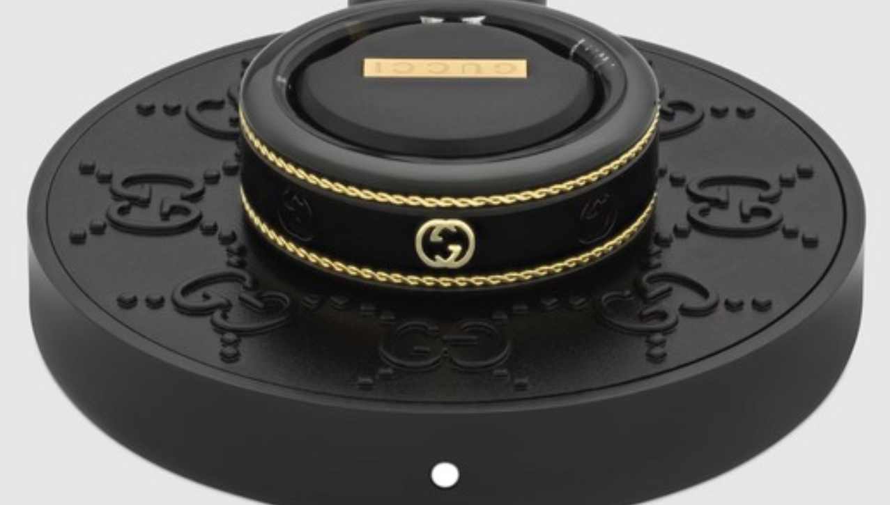 Gucci presenta il suo primo anello smart: ben 10 funzioni e tanto lusso