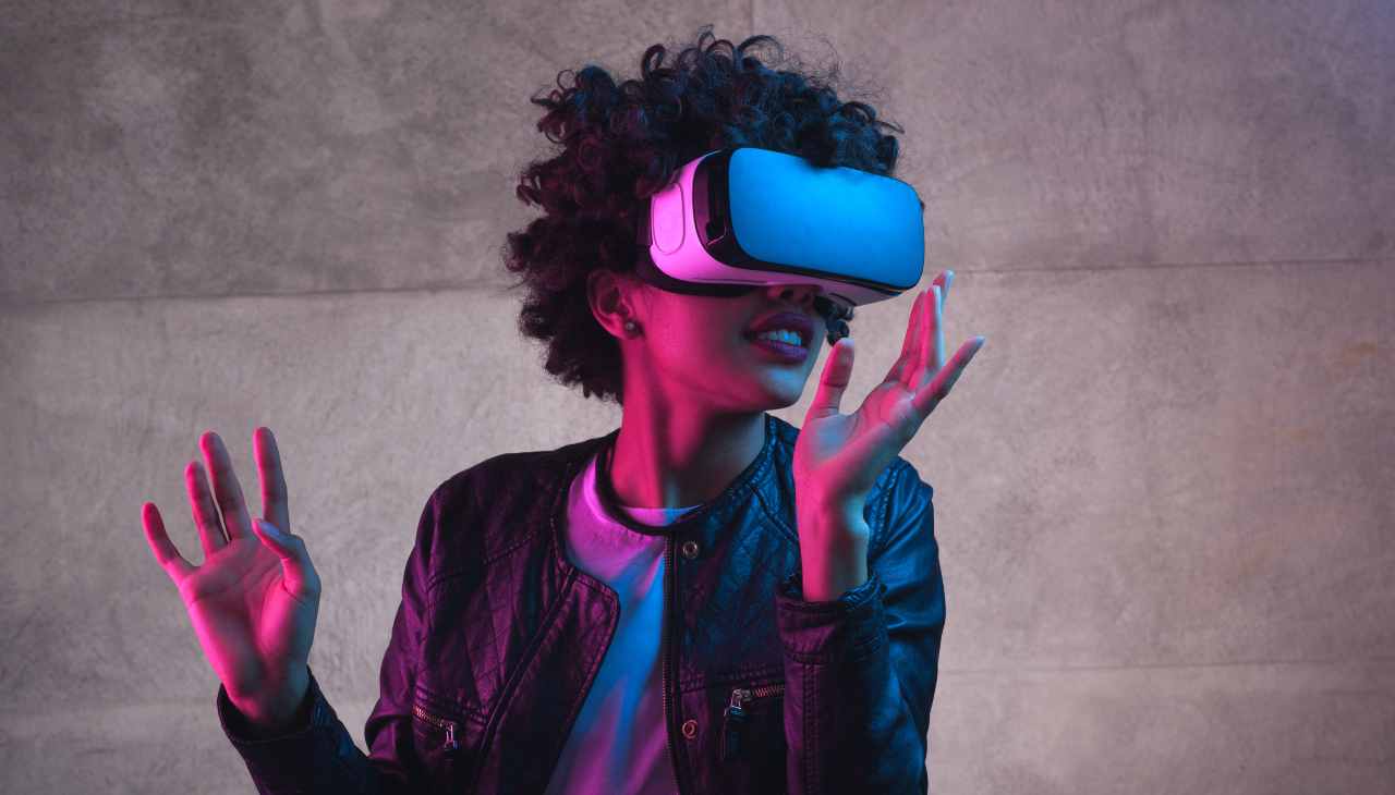 Baciarsi nella realtà virtuale: ora l'esperienza sarà completa grazie a questa nuova generazione di visori