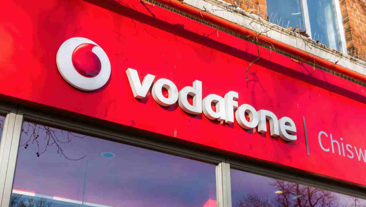 Vodafone rimodula le proprie offerte, ecco i clienti interessati dagli aumenti dei piani telefonici