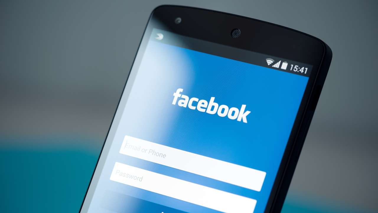 Facebook si apre al multi-account, iniziano i test sulla piattaforma: come funziona?