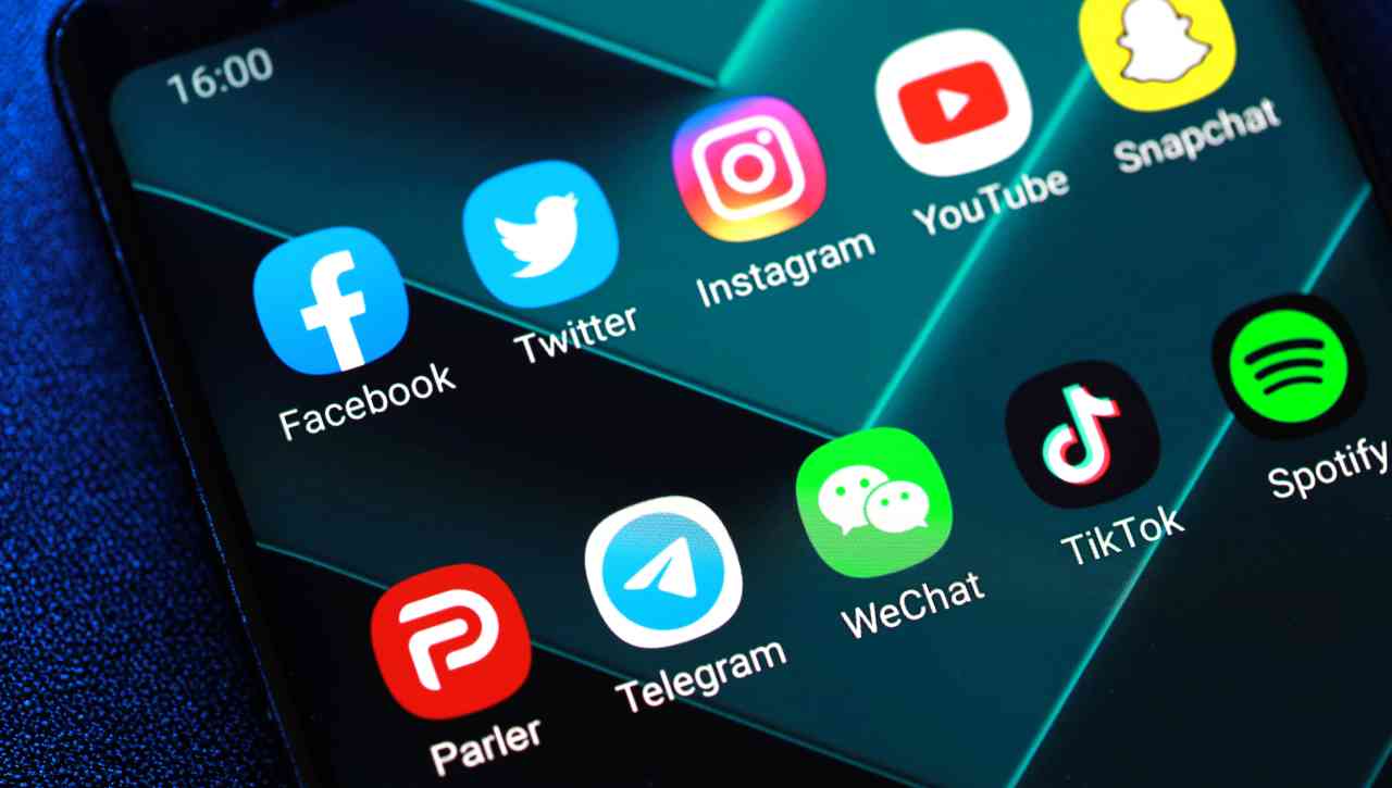 A rischio l'estate sui Social: l'Europa potrebbe bloccare sia FB che Instagram, ecco il perché